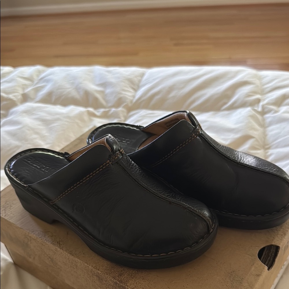 Born Women’s Dark Brown Leather Clogs, size 6